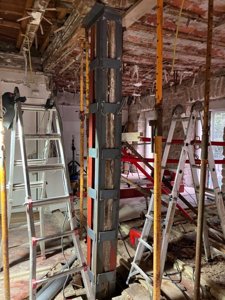 Soporte de madera reforzado con perfiles metálicos en obra de reforma