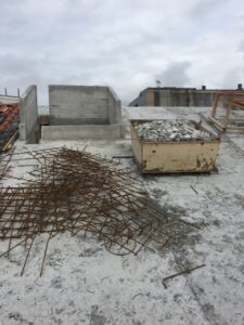 Estructura de hormigón y restos de obra en una cubierta