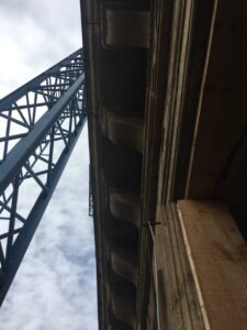 Vista en ángulo bajo de una estructura de soporte de construcción con cielo nublado.
