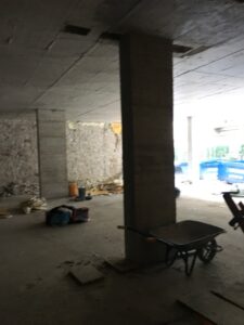 Espacio de construcción con columna de soporte y herramientas