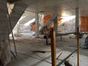 Espacio en construcción con estructura visible y herramientas de obra