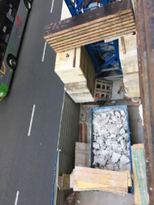 Área de trabajo con materiales de construcción y residuos en una obra