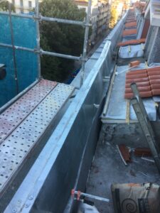 Vista superior de una cubierta en proceso de rehabilitación, con materiales y herramientas visibles