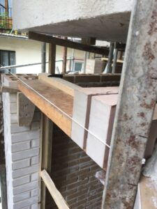 Estructura de obra con ladrillos en hileras y plataforma de madera