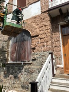 Andamio con operario realizando trabajos en la fachada de un edificio