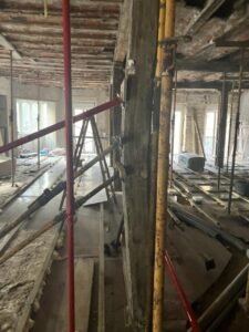Estructura en rehabilitación con andamios y herramientas visibles