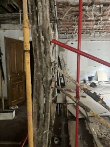 Estructura de obra con andamios y tableros en un espacio en reforma