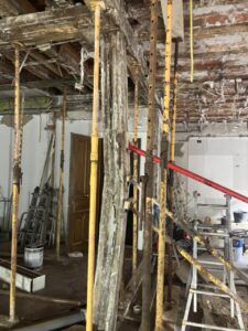 Estructura de soporte de metal en una obra de reforma con herramientas y materiales alrededor