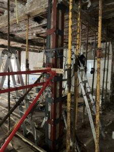 Estructura de soporte metálica en un edificio en reforma con andamios