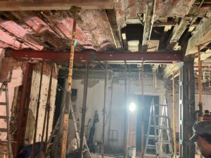Estructura metálica en una obra con herramientas y andamios visibles
