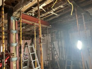 Estructura metálica de soporte en una obra con andamios y escaleras