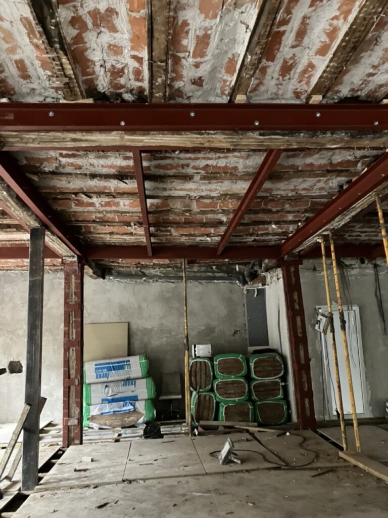 Estructura de hierro, ladrillos y maquinaria en una obra de reforma