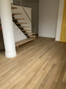 Escalera de madera moderna con barandilla en un ambiente interior