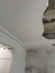 Techo dañado con moldura en proyecto de rehabilitación