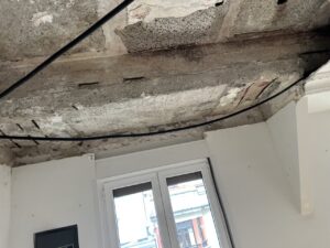 Techo dañado con cableado expuesto y humedades visibles