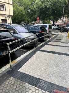 Rampas de acceso para personas con movilidad reducida en una acera