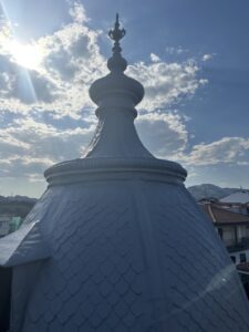 Cúpula de edificio con detalles en relieve y acabado blanco
