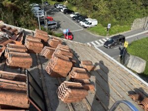 Tejas apiladas en el techo de una construcción