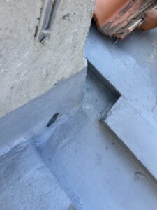 Reforma en la parte baja de una fachada con acabado en color azul