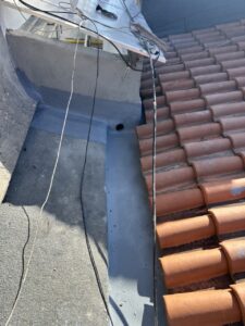 Tejado de vivienda con tejas de cerámica y parte impermeabilizada