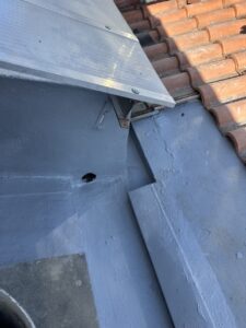 Cubierta color gris con canalón, tejados de cerámica y sombra proyectada.