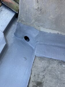 Detalle de esquina con impermeabilización aplicada en obra