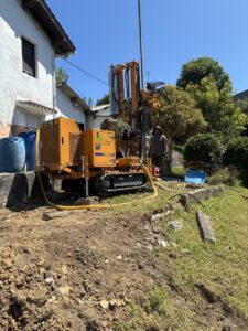 Equipo de perforación amarilla en un sitio de construcción.