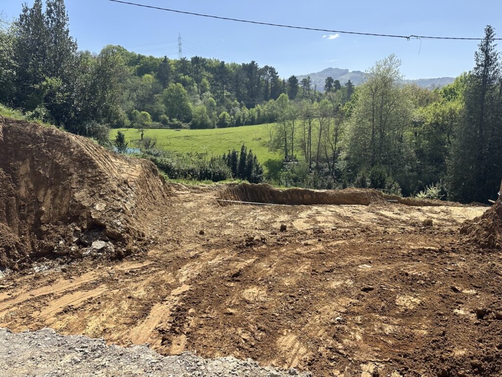 Terreno excavado y nivelado preparado para una obra