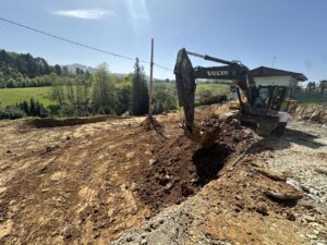 Excavadora realizando excavación en un terreno