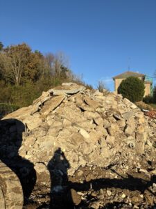 Montón de escombros con diferentes materiales en un entorno natural