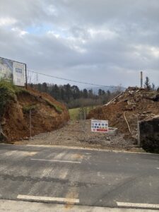 Terreno en obras con tierra removida y señalización de seguridad