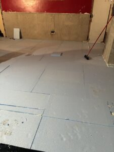Suelo de material aislante en proceso de instalación en un espacio interior