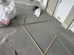 Suelo de obra con herramientas de medición y materiales de construcción