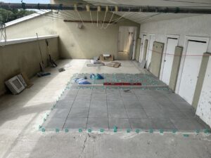 Suelo de cerámica en proceso de instalación con herramientas y materiales alrededor