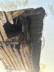 Estructura de madera deteriorada con daños visibles por humedad