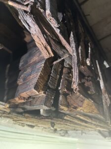 Madera en mal estado con signos de deterioro en una obra de rehabilitación.