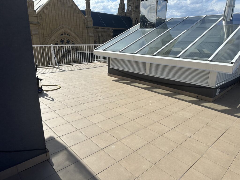 Terraza con suelo de azulejos y barandilla, vista despejada del cielo