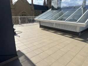 Terraza con suelo de azulejos y barandilla, vista despejada del cielo