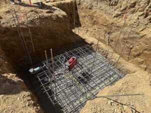 Estructura de acero y hormigón en excavación, nivelado y preparado para vertido