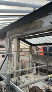 Estructura de soporte en una obra con andamios y materiales de construcción