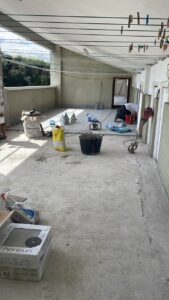 Reforma en un espacio con trabajadores, materiales y herramientas