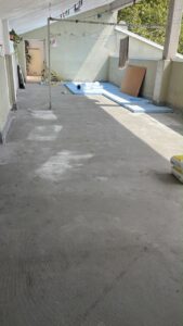 Terraza vacía con superficie preparada y materiales dispuestos para realizar reformas