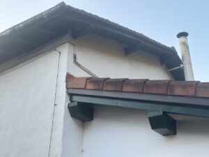 Tejado con tejas de cerámica y estructura de madera en la parte superior de una vivienda