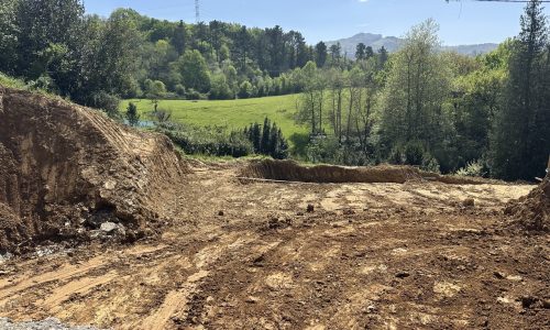 Terreno excavado y nivelado preparado para una obra