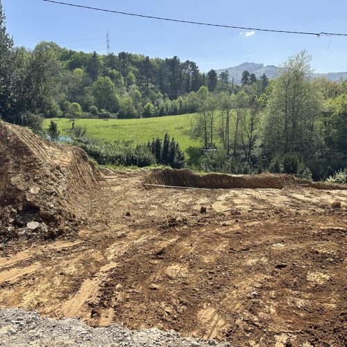 Terreno excavado y nivelado preparado para una obra