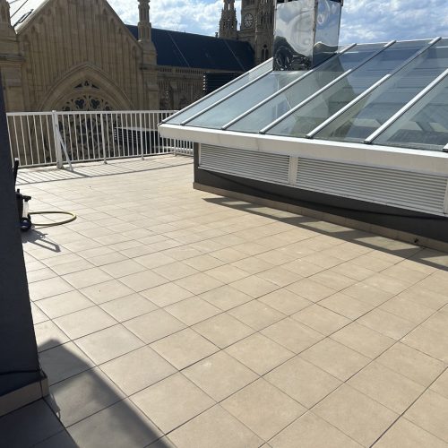 Terraza con suelo de azulejos y barandilla, vista despejada del cielo